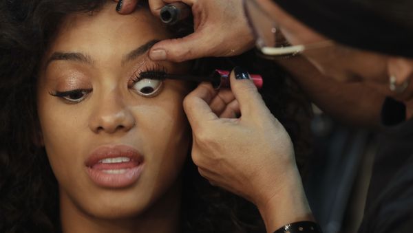 Miss Brazil 2016 Raissa Santana has her makeup done by makeup artist Celso Kamura as she prepares backstage for the Samuel Cirnansck collection during Sao Paulo Fashion Week in Sao Paulo, Brazil, Thursday, Oct. 27, 2016.  - Sputnik International