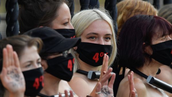 Climate activists are seen padlocked to the railings of the Houses of Parliament during an Extinction Rebellion protest in London, Britain, September 10, 2020 - Sputnik International