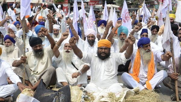Farmers shout slogans as they burn an effigy of Indian Prime minister Narendra Modi during a protest against the plan to join the Regional Comprehensive Economics Partnership (RCEP), at Khasa in the outskirts of Amritsar on September 14, 2019.  - Sputnik International