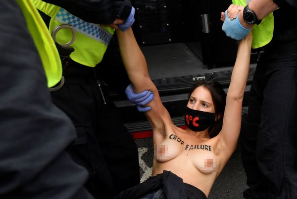 Topless Extinction Rebellion Female Activists Lock Themselves to UK Parl't Gates - Sputnik International