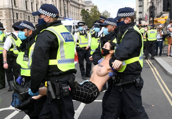 Topless Extinction Rebellion Female Activists Lock Themselves to UK Parl't Gates - Sputnik International
