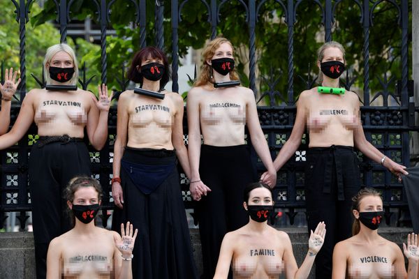 Topless Extinction Rebellion Female Activists Lock Themselves to UK Parl't Gates - Sputnik International