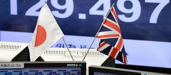 In this file photo taken on October 07, 2016 Japanese and British flags are placed in front of a monitor showing the Japanese yen rate against the British pound at a brokerage in Tokyo on October 7, 2016 - Sputnik International
