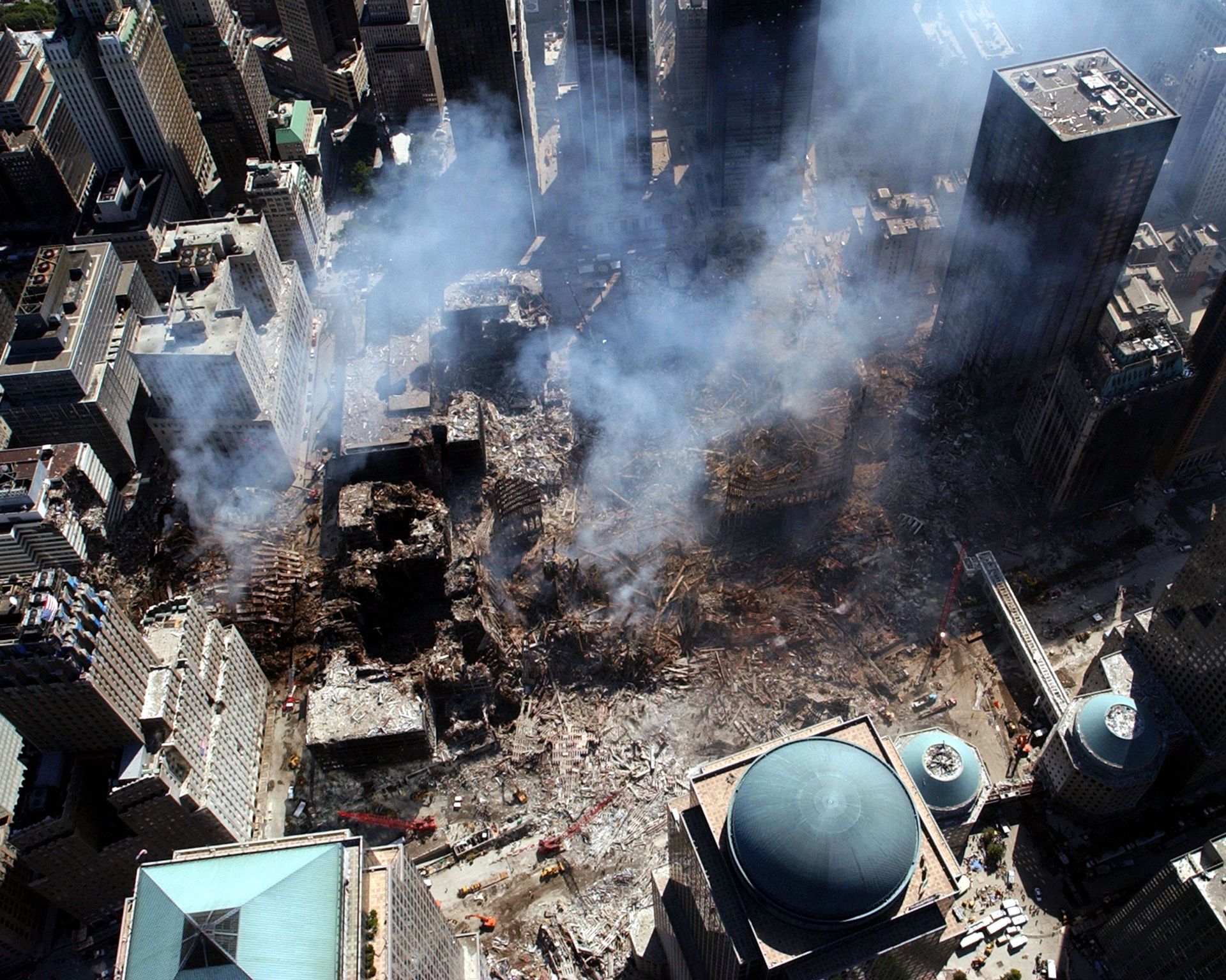 An aerial view shows a small portion of the crime scene where the World Trade Center collapsed following the 11 September terrorist attack - Sputnik International, 1920, 10.09.2021