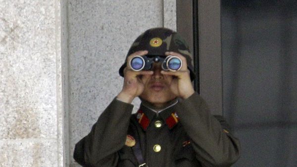 A North Korean soldier looks at the southern side through telescopes at the border village of the Panmunjom (DMZ) that separates the two Koreas since the Korean War, in Paju, north of Seoul, South Korea, Tuesday, May 24, 2011 - Sputnik International