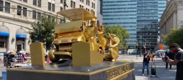 NYC Living Statue Depicts Trump Trampling Graves of Soldiers, COVID-19 Victims With Golf Cart NYC Living Statue Depicts Trump Trampling Graves of Soldiers, COVID-19 Victims With Golf Cart - Sputnik International