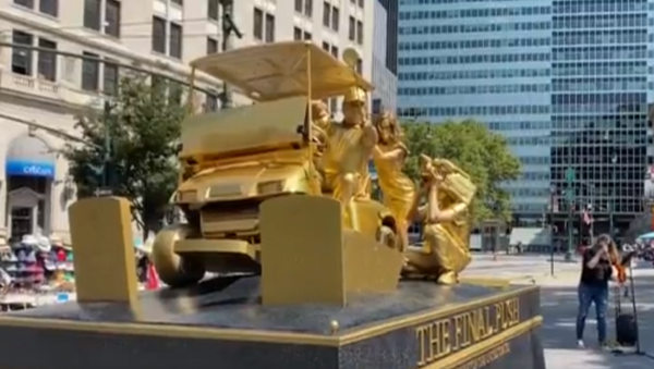 NYC Living Statue Depicts Trump Trampling Graves of Soldiers, COVID-19 Victims With Golf Cart - Sputnik International