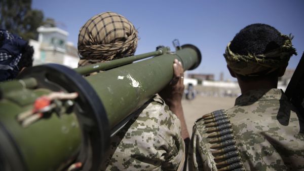 A Houthi rebel fighter holds his a weapon during a gathering aimed at mobilizing more fighters for the Iranian-backed Houthi movement, in Sanaa, Yemen, Thursday, Feb. 20, 2020. The Houthi rebels control the capital, Sanaa, and much of the country’s north, where most of the population lives. They are at war with a U.S.-backed, Saudi-led coalition fighting on behalf of the internationally recognized government. - Sputnik International