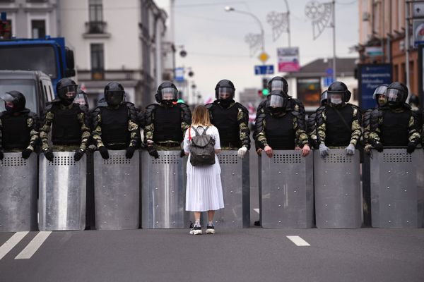 Participant of the opposition rally March of Unity and police officers on the street in Minsk, Belarus Participant of the opposition rally March of Unity and police officers on the street in Minsk, Belarus - Sputnik International