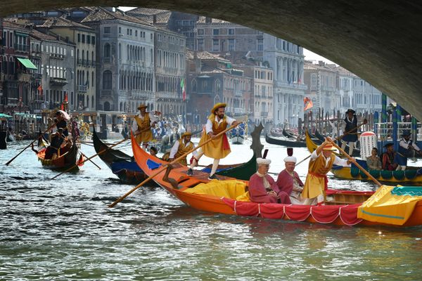 Rowers take part in the annual traditional gondolas and boats Historical Regatta (Regata Storica) on the Grand Canal in Venice on September 6, 2020, during the COVID-19 infection, caused by the novel coronavirus Rowers take part in the annual traditional gondolas and boats Historical Regatta (Regata Storica) on the Grand Canal in Venice on September 6, 2020, during the COVID-19 infection, caused by the novel coronavirus - Sputnik International