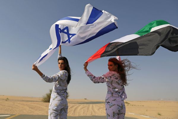 Israeli model May Tager, holding an Israeli flag, poses with Dubai-resident model Anastasia, holding an Emirati flag, during a photoshoot for FIX's Princess Collection in Dubai, United Arab Emirates, September 8, 2020 Israeli model May Tager, holding an Israeli flag, poses with Dubai-resident model Anastasia, holding an Emirati flag, during a photoshoot for FIX's Princess Collection in Dubai, United Arab Emirates, September 8, 2020 - Sputnik International