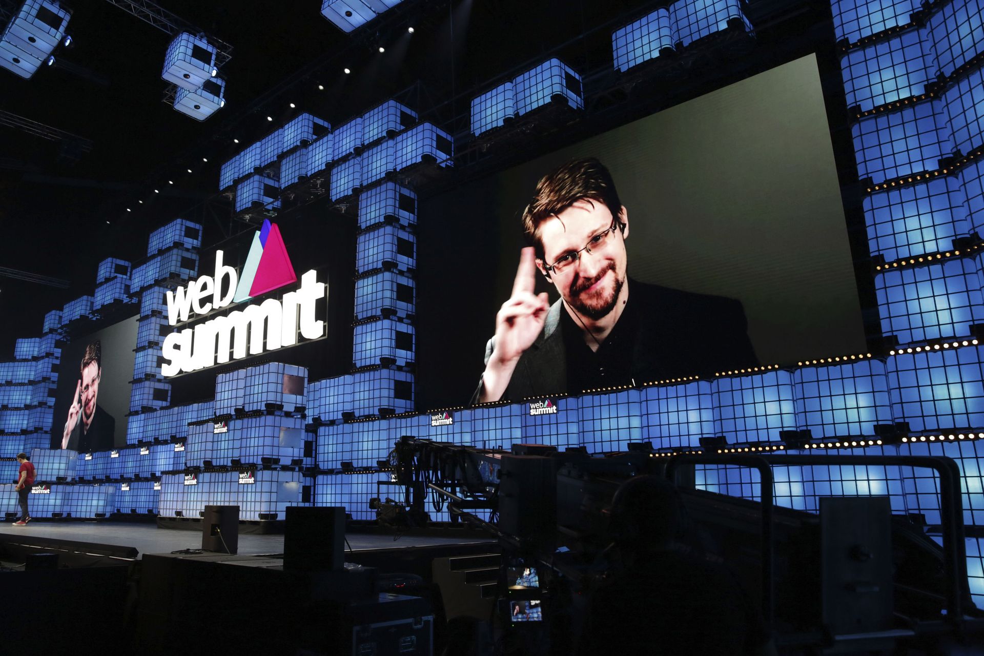 Former U.S. National Security Agency contractor Edward Snowden addresses attendees through video link at the Web Summit technology conference in Lisbon, Monday, Nov. 4, 2019. Snowden has been living in Russia to escape U.S. prosecution after leaking classified documents detailing government surveillance programs Former U.S. National Security Agency contractor Edward Snowden addresses attendees through video link at the Web Summit technology conference in Lisbon, Monday, Nov. 4, 2019. Snowden has been living in Russia to escape U.S. prosecution after leaking classified documents detailing government surveillance programs - Sputnik International, 1920, 07.09.2021