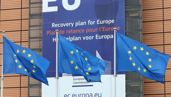 European Union flags flutter outside the European Commission headquarters, ahead of an EU leaders summit at the European Council headquarters, in Brussels, Belgium July 16, 2020. - Sputnik International