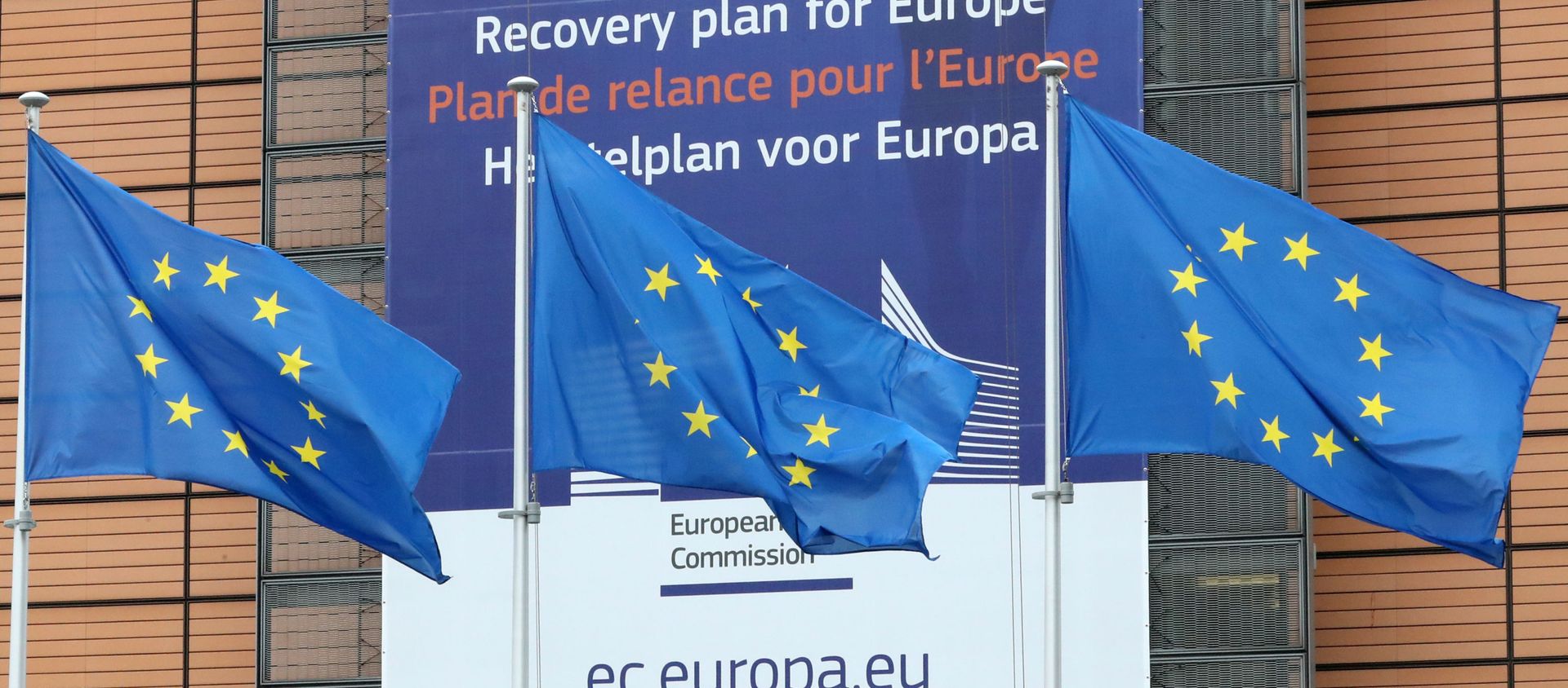 European Union flags flutter outside the European Commission headquarters, ahead of an EU leaders summit at the European Council headquarters, in Brussels, Belgium July 16, 2020. European Union flags flutter outside the European Commission headquarters, ahead of an EU leaders summit at the European Council headquarters, in Brussels, Belgium July 16, 2020. - Sputnik International, 1920, 12.09.2020