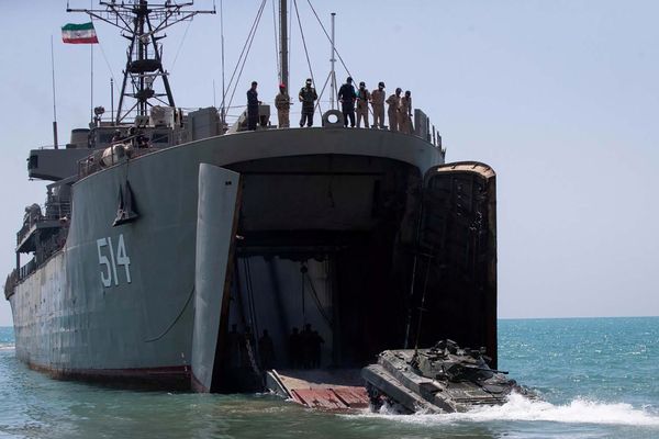 A tank of the Iranian army is being deployed from a transporting vessel during the annual military drills in the Gulf of Oman A tank of the Iranian army is being deployed from a transporting vessel during the annual military drills in the Gulf of Oman - Sputnik International