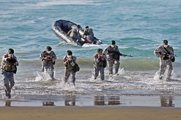 Members of the Iranian army hit the beach during the annual military drill, dubbed “Zolphaghar 99” Members of the Iranian army hit the beach during the annual military drill, dubbed “Zolphaghar 99” - Sputnik International