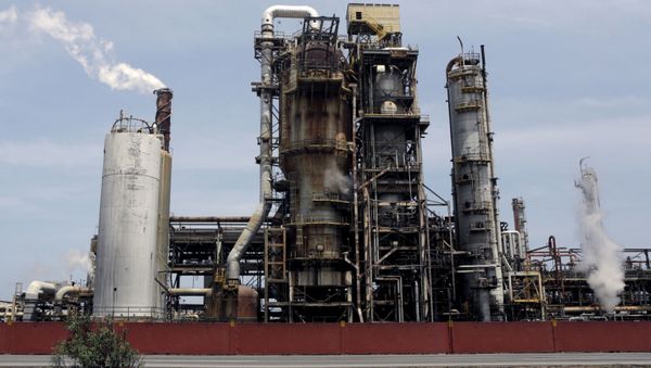 El Palito refinery which belongs to PDVSA is seen in Puerto Cabello, in the state of Carabobo, March 2, 2016. REUTERS/Marco Bello - Sputnik International