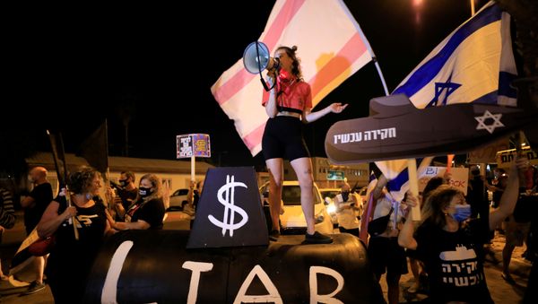 Israelis protest during a demonstration against Israeli Prime Minister Benjamin Netanyahu before his flight to the U.S. to sign an accord with U.A.E, near Ben Gurion International Airport, Lod, near Tel Aviv, Israel September 13, 2020. - Sputnik International