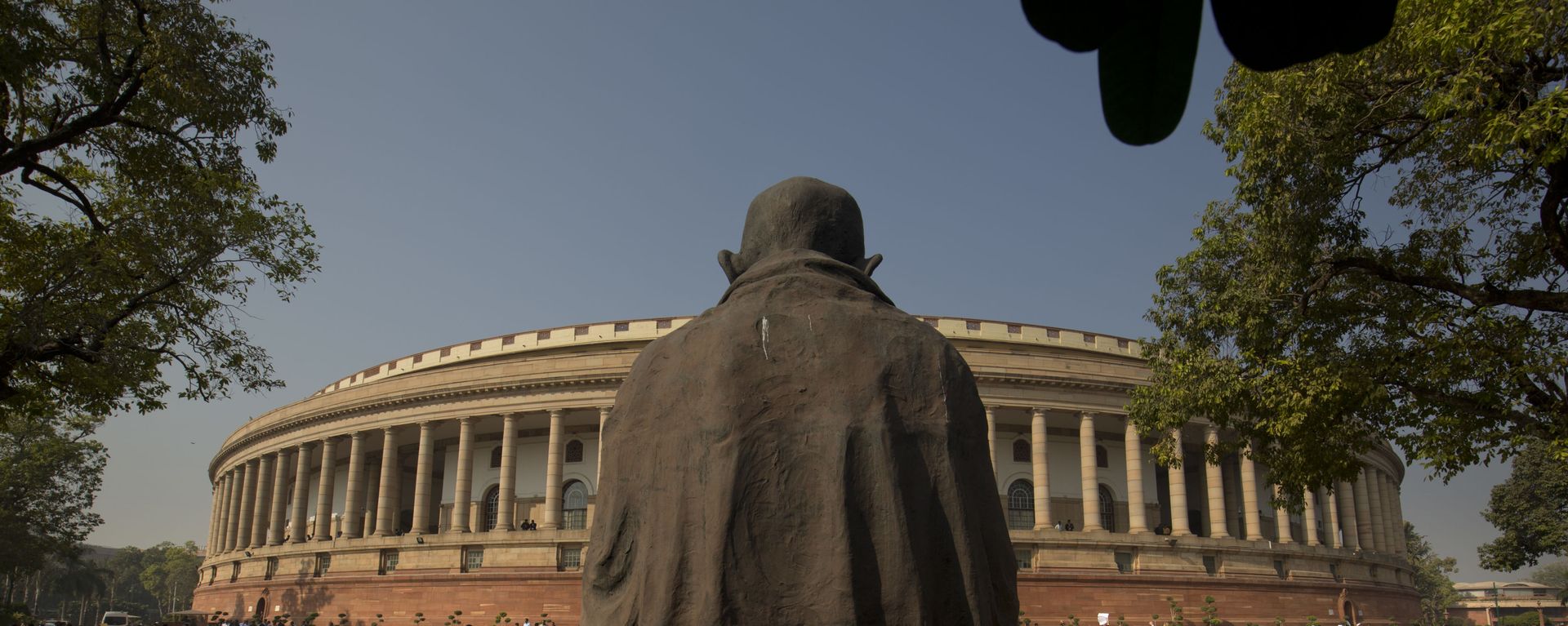 A statue of Mahatma Gandhi overlooks the Indian parliament building (File). A statue of Mahatma Gandhi overlooks the Indian parliament building (File). - Sputnik International, 1920, 11.01.2021