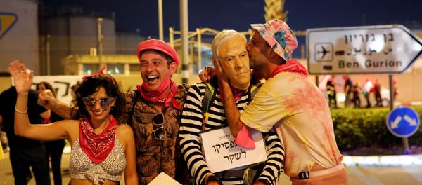 Israelis take part in a demonstration against Israeli Prime Minister Benjamin Netanyahu before his flight to the US to sign an accord with the UAE, near Ben Gurion International Airport, 13 September 2020. The placard in Hebrew reads Did you destroy it alone? Israelis take part in a demonstration against Israeli Prime Minister Benjamin Netanyahu before his flight to the US to sign an accord with the UAE, near Ben Gurion International Airport, 13 September 2020. The placard in Hebrew reads Did you destroy it alone? - Sputnik International