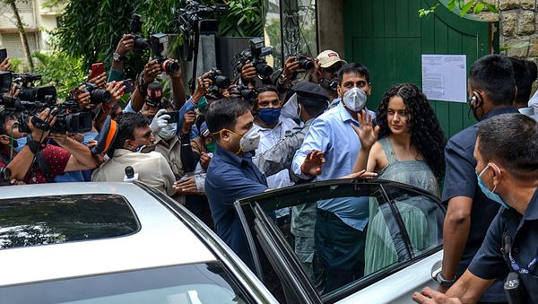 Bollywood actress Kangana Ranaut (3R) arrives to visit her office 'Manikarnika Films' a day after structures within those premises were demolished under a decision of Brihanmumbai Municipal Corporation (BMC), in Mumbai on September 10, 2020 - Sputnik International