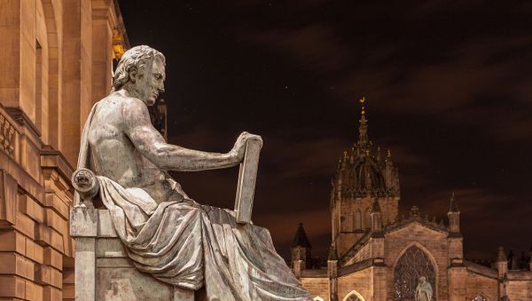 English: Statue of Scottish Philosopher David Hume (1711 to 1776) by Alexander Stoddart at one of the prominent landmarks on the Royal Mile in Edinburgh, Scotland  - Sputnik International