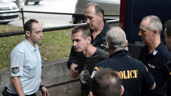 Russian Alexander Vinnik (C) is escorted by police officers as he arrives at a courthouse in Thessaloniki on September 29, 2017 - Sputnik International