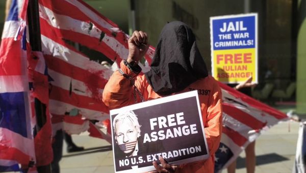 Hooded protester in orange jump suit across from the Old Bailey holding a 'Free Assange' banner Hooded protester in orange jump suit across from the Old Bailey holding a 'Free Assange' banner - Sputnik International