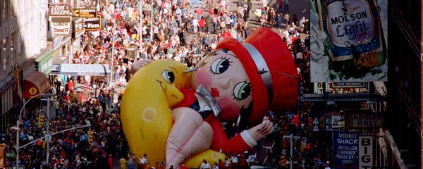 Betty Boop collapses on Broadway near 49th Street as handlers work to raise the deflated helium balloon during the Macy's Thanksgiving Day Parade in New York City, Thursday, Nov. 27, 1986.  Betty Boop, the last balloon in the parade, could not finish the parade.  (AP Photo/Ron Frehm) - Sputnik International