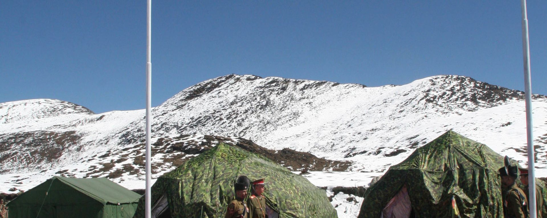 Indian and Chinese Army commanders attend the Border Personnel Meeting (BPM) inside tents on the Chinese side of the Line of Actual Control at Bumla, on the India-China Border, Monday, Oct. 30, 2006 - Sputnik International, 1920, 28.06.2021