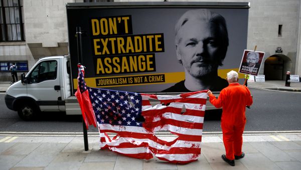 A supporter of WikiLeaks founder Julian Assange protests outside the Old Bailey, the Central Criminal Court ahead of a hearing to decide whether Assange should be extradited to the United States, in London, Britain September 9, 2020 - Sputnik International