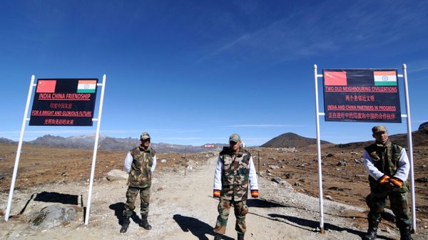 Indian Army personnel keep vigilance at Bumla pass at the India-China border in Arunachal Pradesh on October 21, 2012 - Sputnik International
