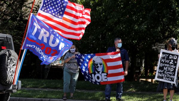 Supporters of U.S. President Donald Trump and Democratic U.S. presidential nominee and former Vice President Joe Biden gather outside while Trump plays golf at Trump National Golf Club in Sterling, Virginia, U.S., September 5, 2020 Supporters of U.S. President Donald Trump and Democratic U.S. presidential nominee and former Vice President Joe Biden gather outside while Trump plays golf at Trump National Golf Club in Sterling, Virginia, U.S., September 5, 2020 - Sputnik International