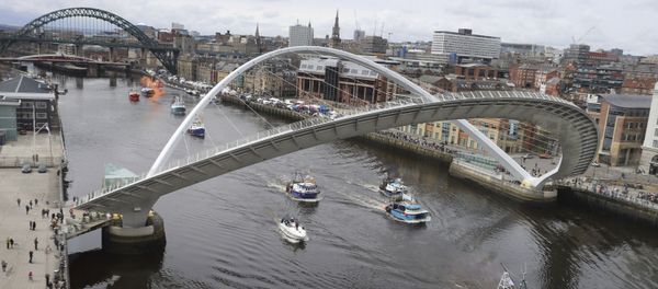 A flotilla of fishing boats sail by the Gateshead Millennium bridge - Sputnik International