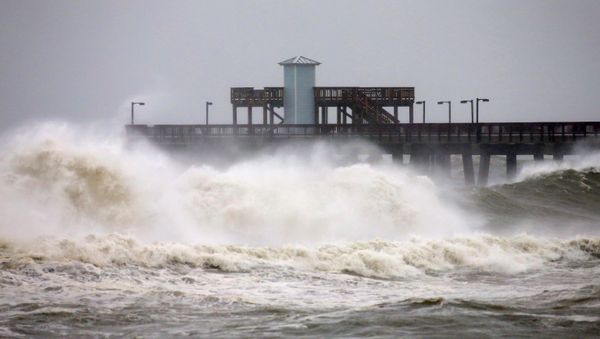 Waves crash along a pier as Hurricane Sally approaches in Gulf Shores, Alabama, U.S., September 15, 2020. - Sputnik International