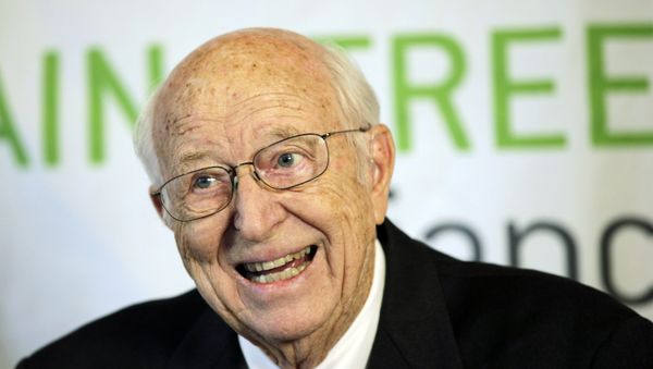 In this April 21, 2010 file photo, Bill Gates Sr. talks to reporters in Seattle. Gates, a lawyer and philanthropist and father of Microsoft co-founder Bill Gates, died Monday, Sept. 14, 2020, at age 94. - Sputnik International