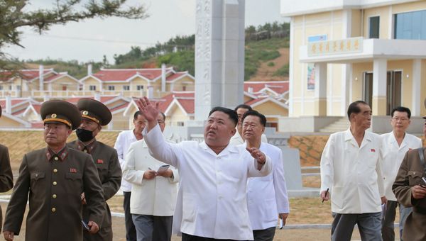 North Korea's leader Kim Jong Un inspects rebuilt Kangbuk-ri, Kumchon County, North Hwanghae Province, North Korea, in this image released September 14, 2020 by North Korea's Korean Central News Agency. - Sputnik International