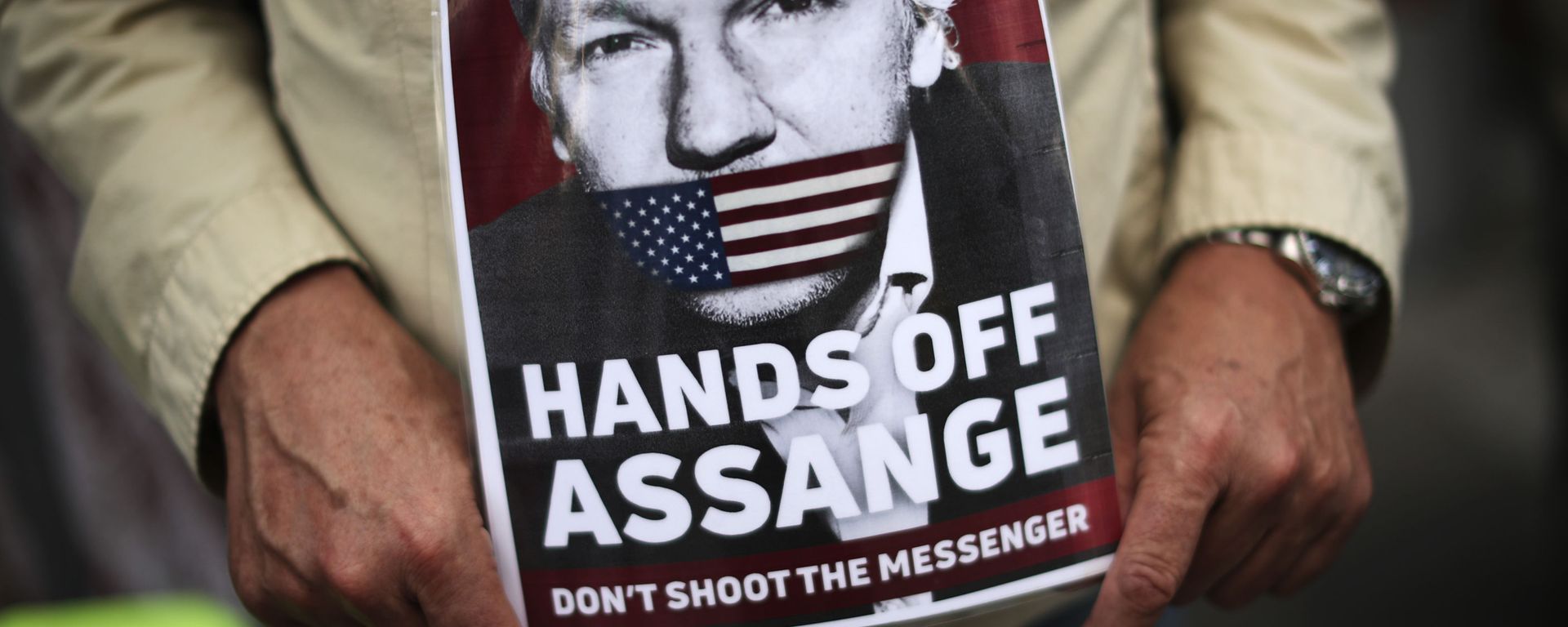 A man holds a photograph of WikiLeaks founder Julian Assange during a protest demanding the freedom of Assange in front of the UK embassy in Brussels, Monday, Sept. 7, 2020 A man holds a photograph of WikiLeaks founder Julian Assange during a protest demanding the freedom of Assange in front of the UK embassy in Brussels, Monday, Sept. 7, 2020 - Sputnik International, 1920, 11.12.2021