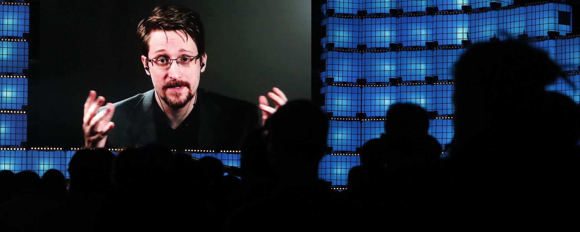 Former U.S. National Security Agency contractor Edward Snowden addresses attendees through video link at the Web Summit technology conference in Lisbon, Monday, Nov. 4, 2019 Former U.S. National Security Agency contractor Edward Snowden addresses attendees through video link at the Web Summit technology conference in Lisbon, Monday, Nov. 4, 2019 - Sputnik International, 1920, 10.12.2021