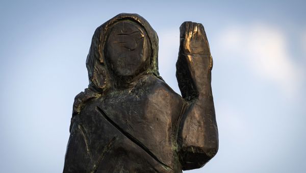 A bronze replica depicting US First Lady Melania Trump, made by US artist Brad Downey, is seen after its unveiling in a field near the US First Lady's hometown Sevnica, on 15 September 2020 - Sputnik International