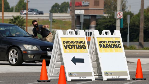 A worker directs a vehicle during a media preview of a new major vote center that will begin operation October 30th at the Honda Center in Anaheim, California, U.S., September 16, 2020 - Sputnik International