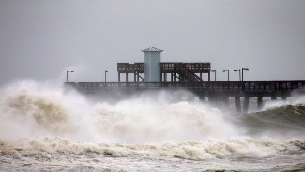 Waves crash along a pier as Hurricane Sally approaches in Gulf Shores, Alabama, U.S., September 15, 2020. - Sputnik International