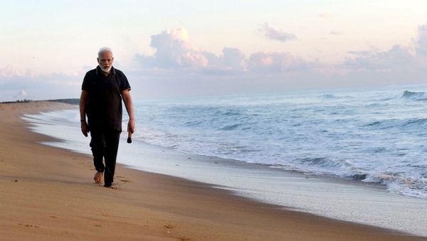 In this photo provided by Prime Minister of India Narendra Modi's twitter handle, Indian Prime Minister Narendra Modi takes morning walk at a beach in Mamallapuram, in southern India, Saturday, Oct. 12, 2019 - Sputnik International