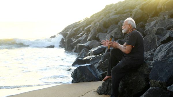  In this photo provided by Prime Minister of India Narendra Modi's twitter handle, Indian Prime Minister Narendra Modi takes morning walk at a beach in Mamallapuram, in southern India, Saturday, Oct. 12, 2019 - Sputnik International