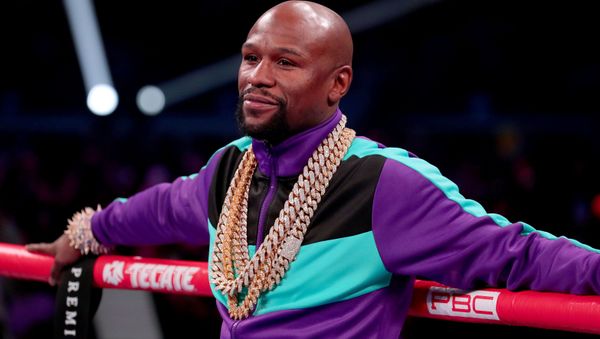 Floyd Mayweather Jr. stands in the ring before Errol Spence Jr takes on Mikey Garcia in an IBF World Welterweight Championship bout at AT&T Stadium on 16 March 2019 in Arlington, Texas - Sputnik International