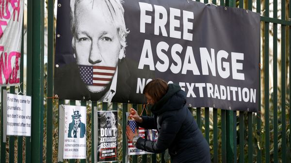 A supporter of WikiLeaks founder Julian Assange posts a sign on the Woolwich Crown Court fence, ahead of a hearing to decide whether Assange should be extradited to the United States, in London, Britain February 25, 2020 A supporter of WikiLeaks founder Julian Assange posts a sign on the Woolwich Crown Court fence, ahead of a hearing to decide whether Assange should be extradited to the United States, in London, Britain February 25, 2020 - Sputnik International