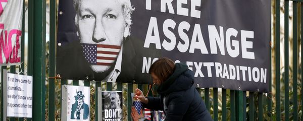 A supporter of WikiLeaks founder Julian Assange posts a sign on the Woolwich Crown Court fence, ahead of a hearing to decide whether Assange should be extradited to the United States, in London, Britain February 25, 2020 A supporter of WikiLeaks founder Julian Assange posts a sign on the Woolwich Crown Court fence, ahead of a hearing to decide whether Assange should be extradited to the United States, in London, Britain February 25, 2020 - Sputnik International