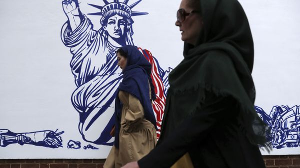 People walk past a satirical drawing of Statue of Liberty after new anti-U.S. murals on the walls of former U.S. embassy unveiled in a ceremony in Tehran, Iran, Saturday, Nov. 2, 2019 People walk past a satirical drawing of Statue of Liberty after new anti-U.S. murals on the walls of former U.S. embassy unveiled in a ceremony in Tehran, Iran, Saturday, Nov. 2, 2019 - Sputnik International