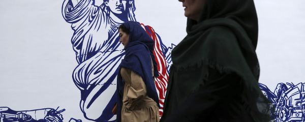 People walk past a satirical drawing of Statue of Liberty after new anti-U.S. murals on the walls of former U.S. embassy unveiled in a ceremony in Tehran, Iran, Saturday, Nov. 2, 2019 - Sputnik International
