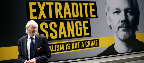 WikiLeaks founder Julian Assange's father John Shipton is seen outside the Old Bailey, the Central Criminal Court ahead of a hearing to decide whether Assange should be extradited to the United States, in London, UK, 8 September 2020. WikiLeaks founder Julian Assange's father John Shipton is seen outside the Old Bailey, the Central Criminal Court ahead of a hearing to decide whether Assange should be extradited to the United States, in London, UK, 8 September 2020. - Sputnik International